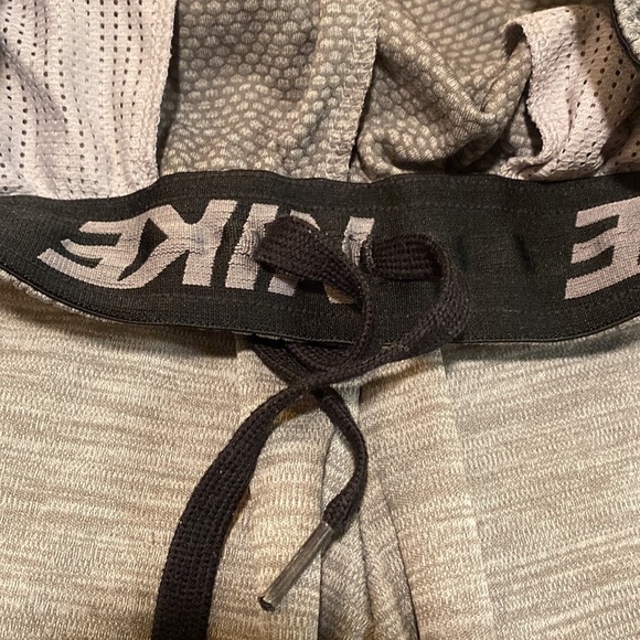 Nike Gray Athletic Shorts Size Medium in EUC - Picture 5 of 9